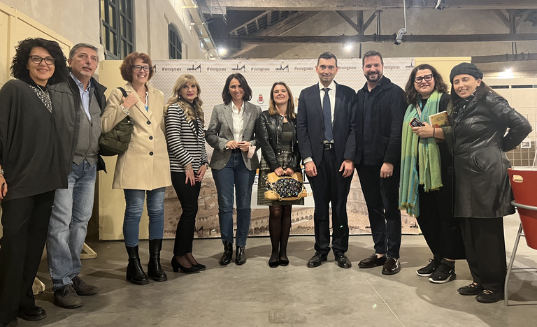 Cristina Cassar Scalia con lo staff della Rassegna Letteraria