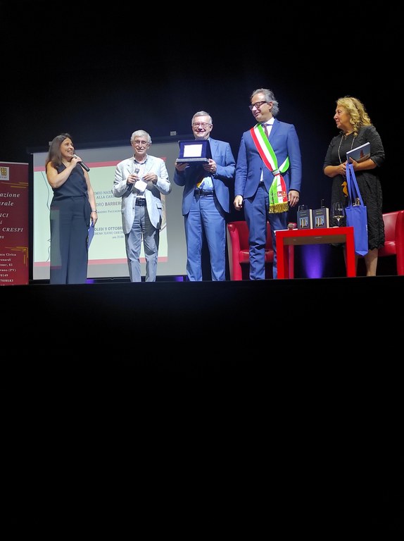 Alessandro Barbero con il Premio alla Carriera sul palco