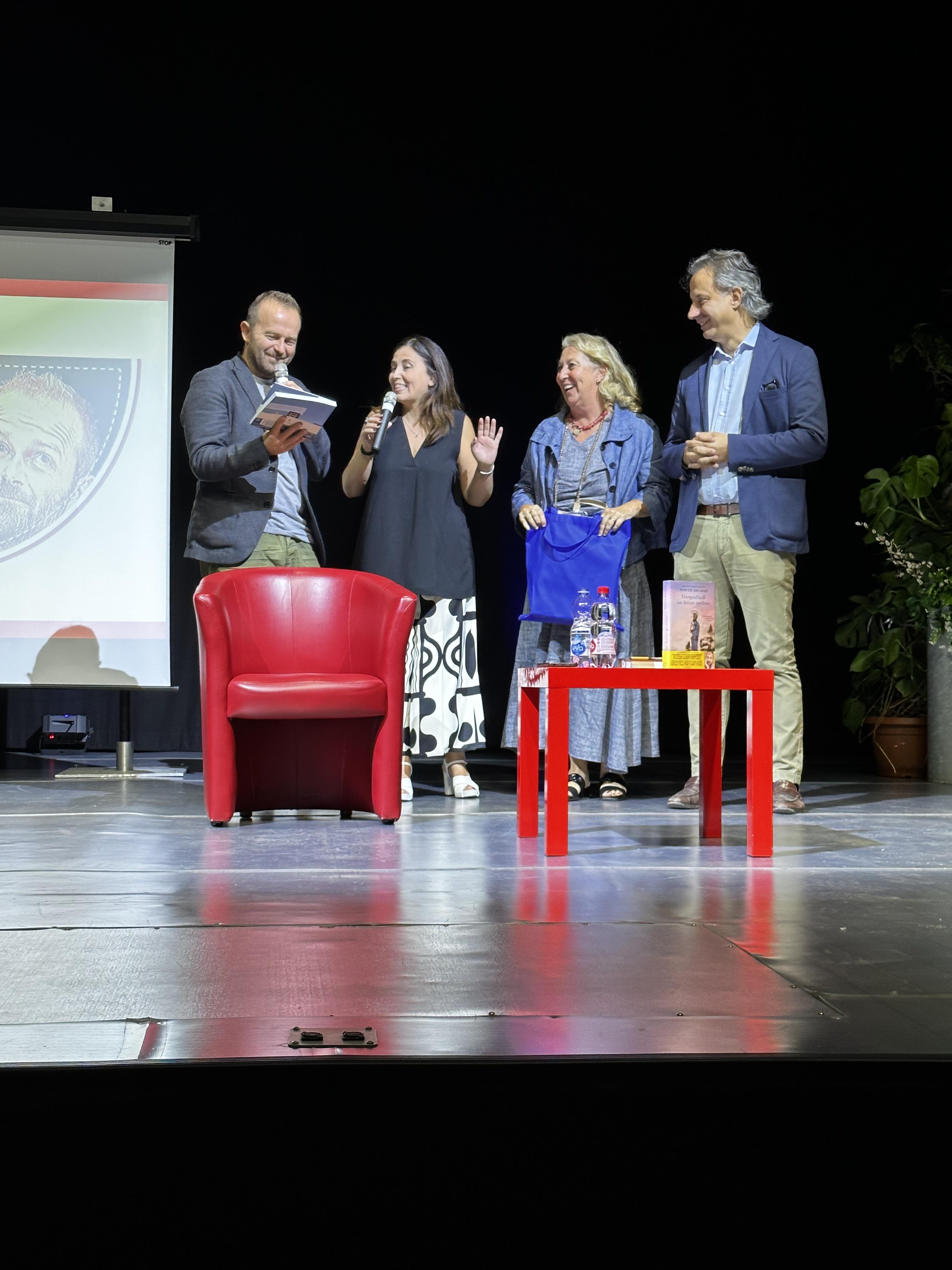 Enrico Galiano, Alessandra Tedesco, vicesindaco Marzia Segù e sindaco Andrea Ceffa