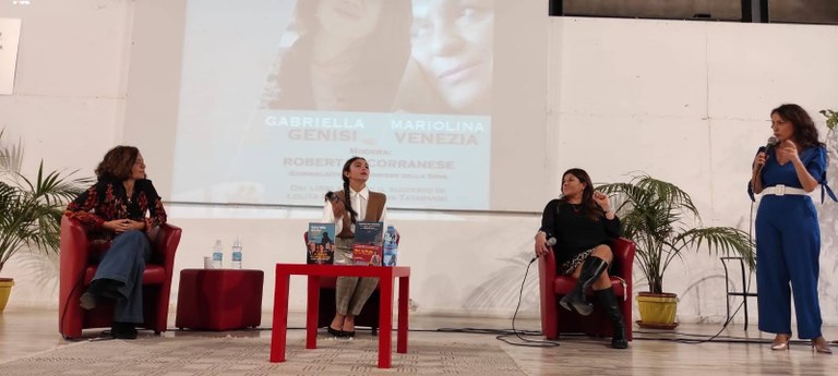 Gabriella Genisi e Mariolina Venezia con Roberta Scorranese e il premio Campiello Alice Scalas Bianco
