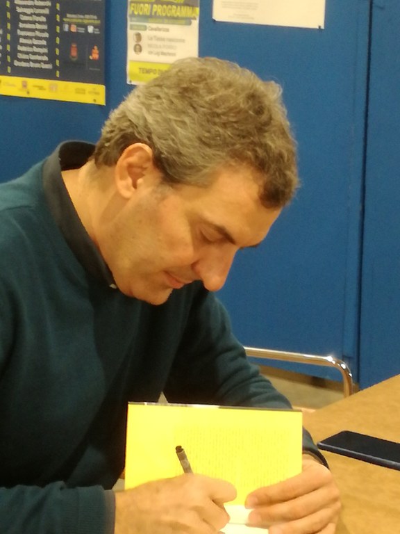 Mario Calabresi durante il firma copie
